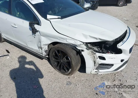 2016 Volvo S60 T5 R-Design Special Edition z USA, uszkodzony, nr VIN YV126MFP6G2394583